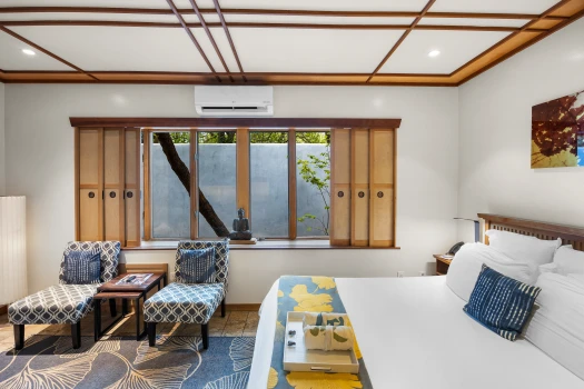 Half Moon bed & window
